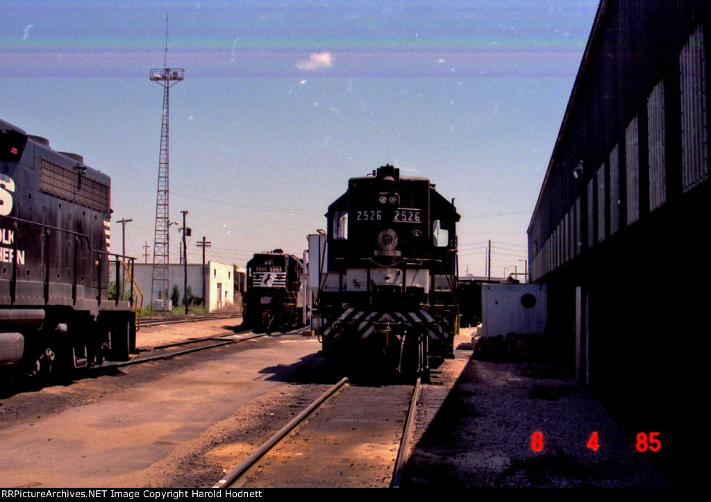 SOU 2526 beside the engine house